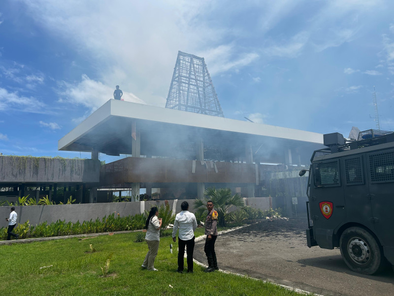 Ruang Lobi Kambaniru Beach Hotel And Resort Sumba Timur Terbakar