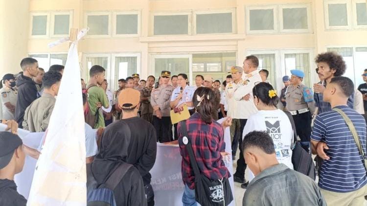 Puluhan Warga Datangi DPRD Kabupaten Kupang Pertanyakan Proses Bagi Anggota Dewan Terlibat Kekerasan Seksual