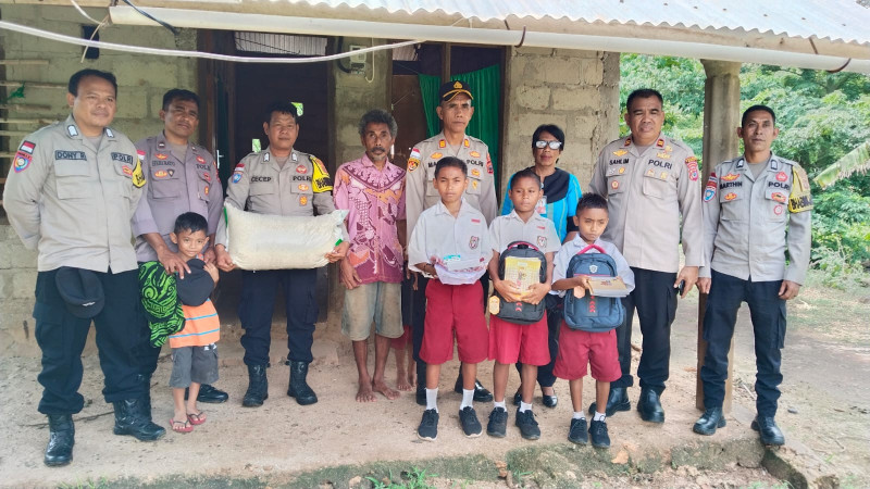 Kapolsek Sabu Barat dan Jajaran Bantu Duda Penyandang Tuna Netra