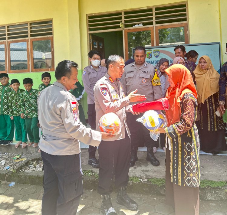 Polda NTT Salurkan Bantuan Pendidikan dan Olahraga untuk Siswa Kurang Mampu di MI Al-Anshor Alak