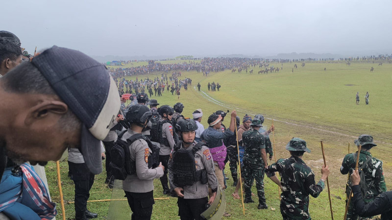 Diguyur Hujan, Pasola Lamboya Berjalan Aman dan Tertib
