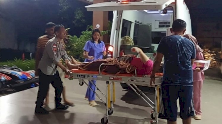 Hendak Melahirkan, Polisi di Rote Ndao Bantu Evakuasi IRT ke RSUD