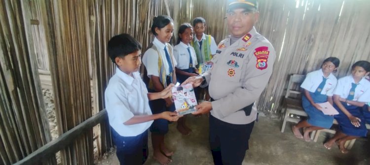 Pelajar Sekolah Terpencil di Kabupaten TTS Terima Bantuan Seragam dan Alat Tulis dari Polres TTS