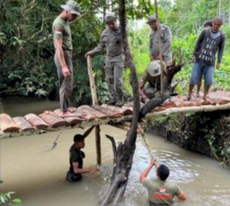 Satbrimob Polda NTT Kembali Bangun Jembatan Penyeberangan Bagi Warga