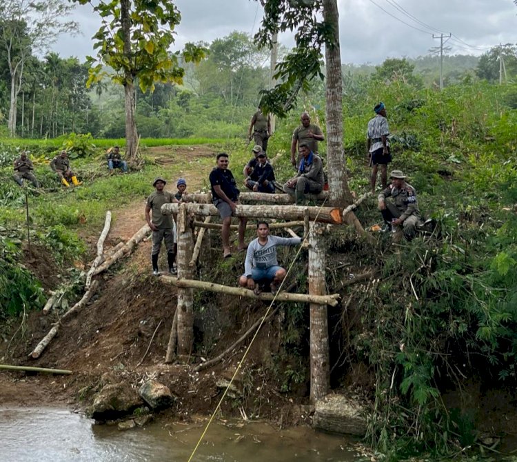 Brimob-Warga Kabupaten Sumba Barat Daya Gotong Royong Bangun Jembatan Permudah Akses Anak ke Sekolah
