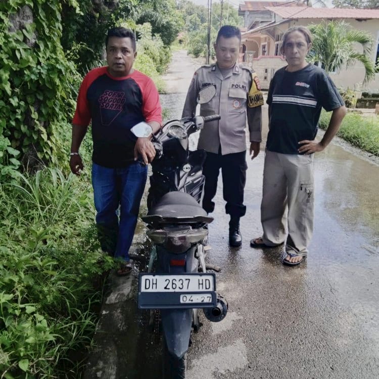 Tiga Hari Diparkir di Sisi Jalan Raya, Polisi dan Warga Amankan Sepeda Motor Tanpa Pemilik