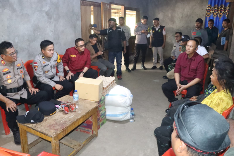 Tim Psikologi Polda NTT Beri Konseling dan Penguatan Mental Bagi Keluarga Siswa Korban Bunuh Diri di Ngada