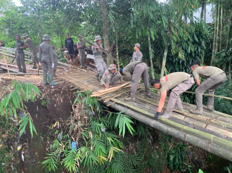Brimob Polda NTT Perbaiki Jembatan Penghubung di Kampung Kedutu-Manggarai