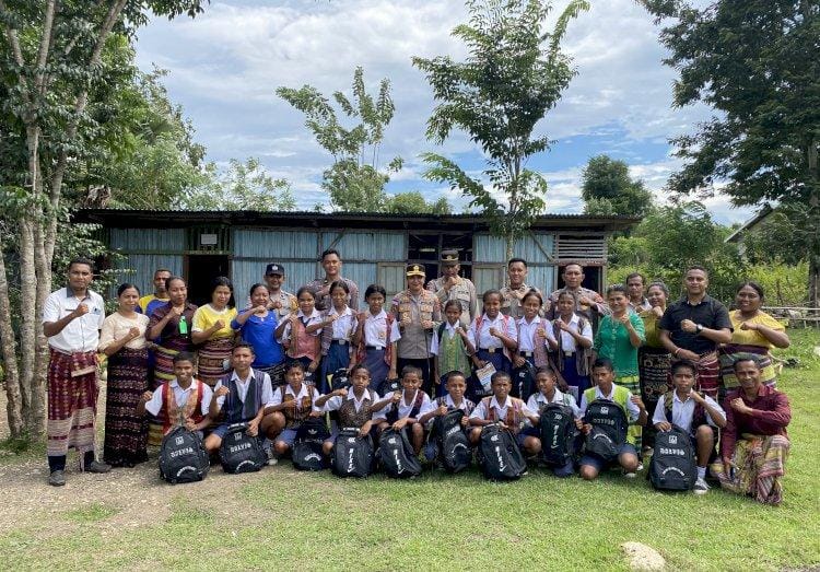 Siswa Belajar di Sekolah Darurat, Kapolres TTU Turun Beri Motivasi dan Salurkan Bantuan