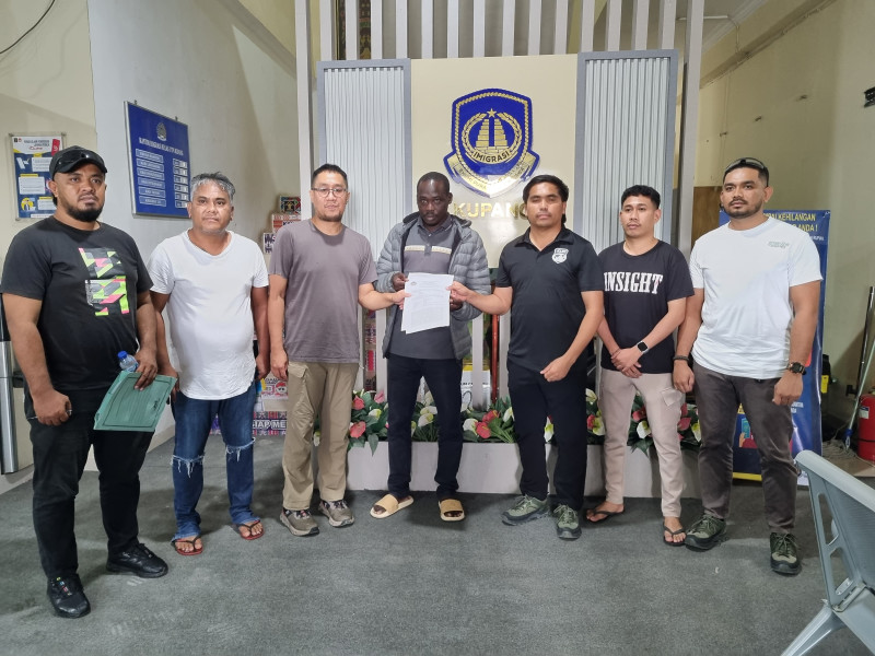 Dua Pekan Lebih Diamankan di Rote Ndao, WNA Uganda Dibawa ke Imigrasi Kupang