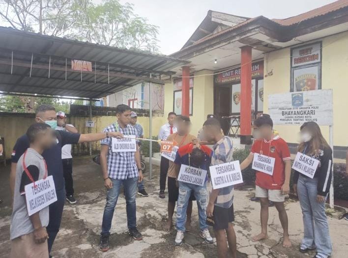 Delapan Tersangka Perankan Ulang Kasus Pengeroyokan Menyebabkan Warga Meninggal Dunia