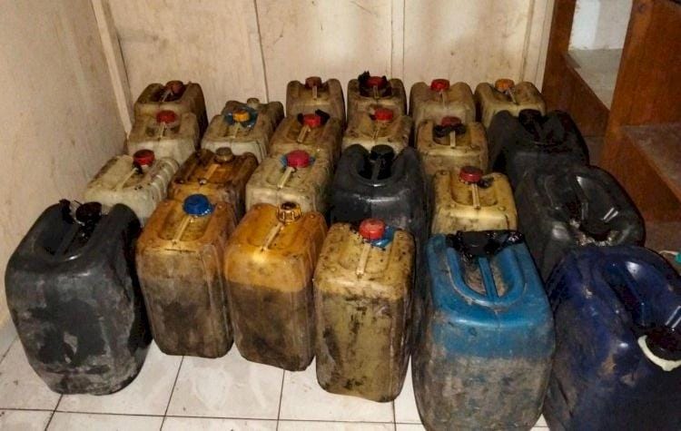 Puluhan Jerigen BBM Solar Bersubsidi Diamankan Polisi Dalam Mobil dan Rumah Warga