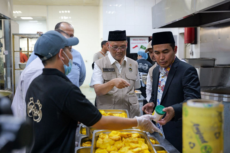 Pastikan Standar Kualitas, Kesehatan, dan Cita Rasa Nusantara Bagi Jemaah, Menhaj Tinjau Langsung Kesiapan Dapur di Madinah