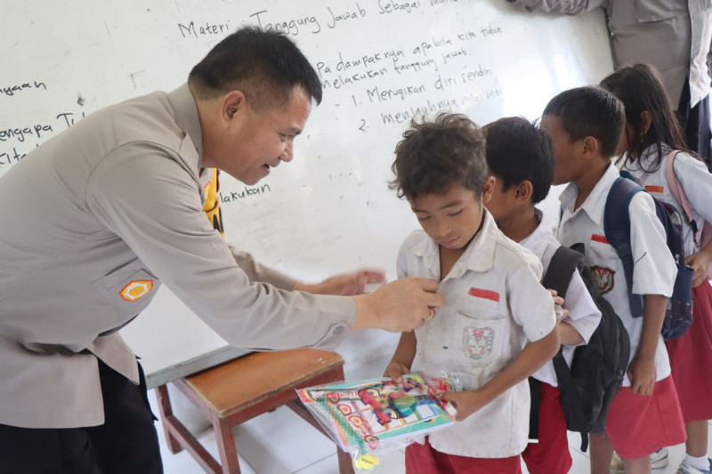 Kapolres Sumba Barat Bantuan Alat Tulis Bagi Siswa Kurang Mampu di SD Negeri Waiwiruka