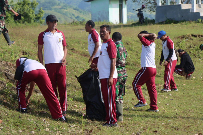 Polisi-TNI Dan Masyarakat di Sumba Barat Bersihkan Arena Pasola