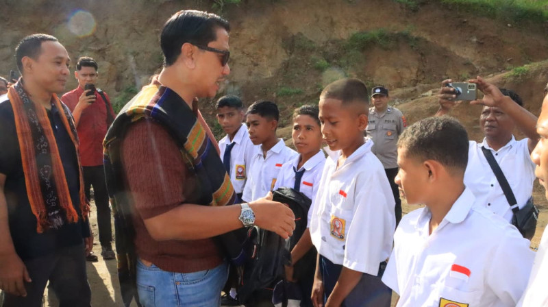 Kunjungi Sekolah Yang Rusak Karena Bencana Alam, Wakapolda NTT Beri Bantuan Pendidikan