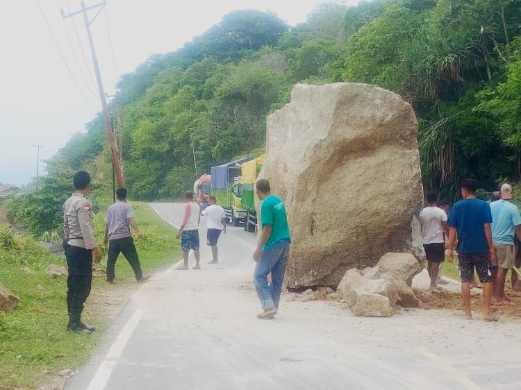 Jalur Vital Trans Flores Tertutup Tanah Longsor dan Bongkahan Batu