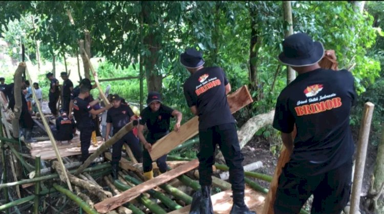 Perkuat Akses Dan Keselamatan Anak Sekolah, Brimob Polda NTT Bangun Jembatan Penyeberangan Warga di Manggarai Barat