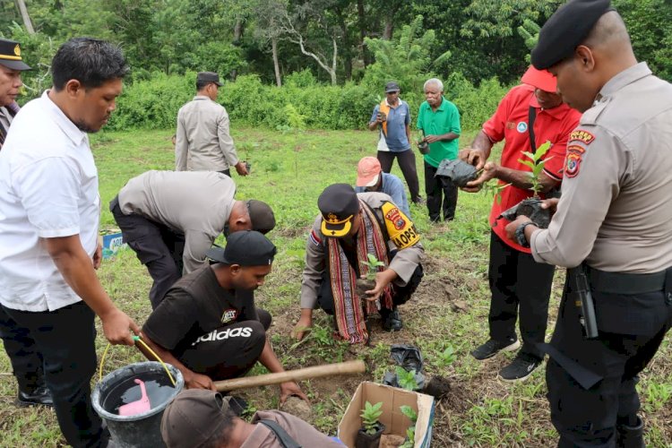 Berkunjung ke Alor Selatan, Kapolres Tanam dan Bagikan Anakan Kopi