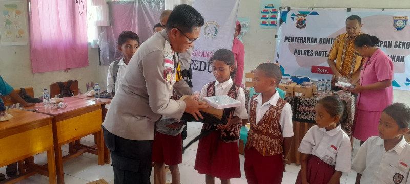 Bahagianya Siswa Sekolah Dasar di Rote Ndao Dapat Bantuan Sekolah dari Polres Rote Ndao