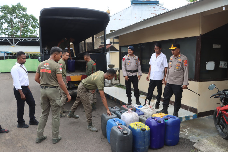 Anggota Satbrimob Polda NTT Gagalkan Penyelundupan Belasan Jerigen Miras di Perairan Pulau Buaya