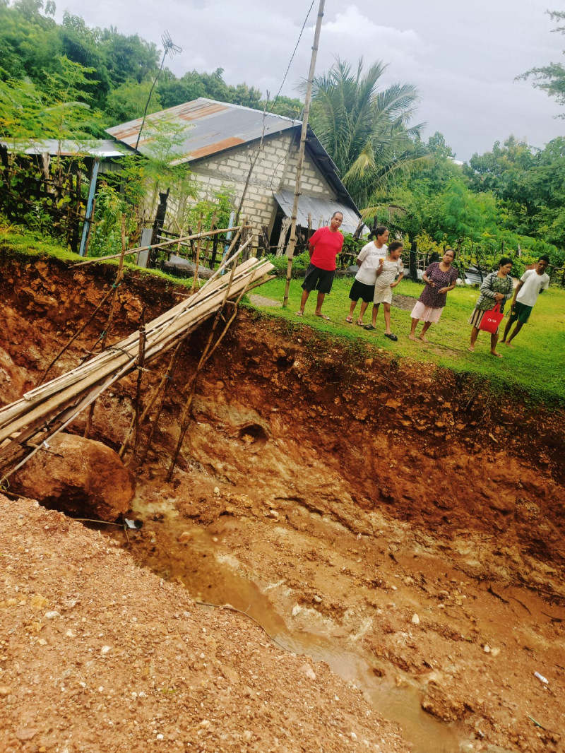 Jembatan Penyeberangan Buatan Warga di Alak-Kota Kupang Roboh Diduga Imbas Galian Saluran Limbah Perumahan SPC Alak