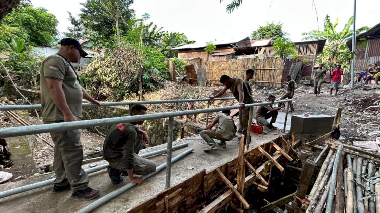 Peduli Warga, Dansat Brimob Polda NTT Tegaskan Komitmennya Bangun Jembatan Penghubung di Desa Lipa