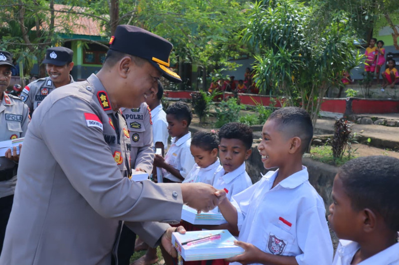 Siswa SD di Welai dan Fanating Dapat Bantuan Perlengkapan Sekolah dari Kapolres Alor