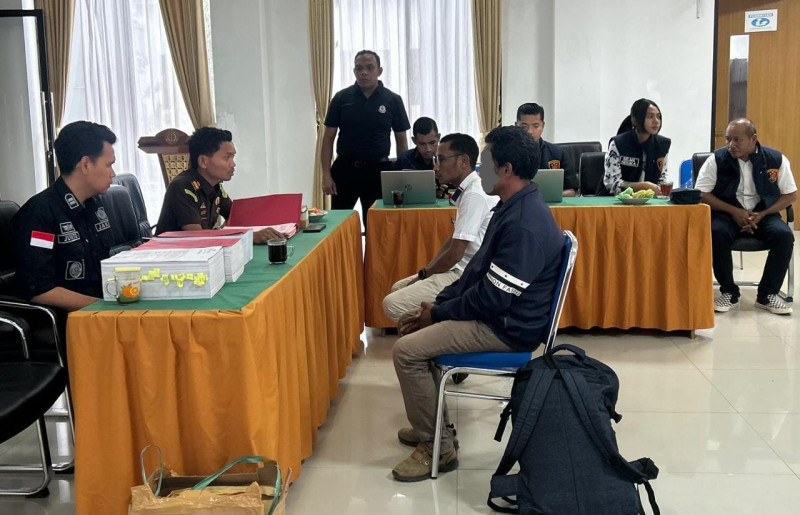 Sempat Terkendala Cuaca, Tersangka Kepala Fungsional Bank NTT Riung Diserahkan ke Kejaksaan Negeri Ngada