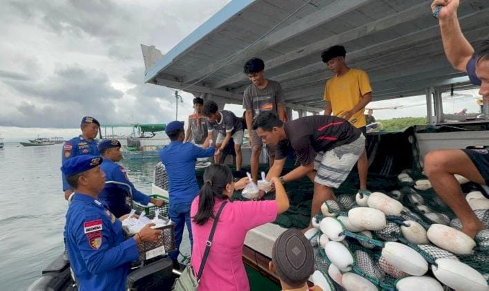 Direktorat Polairud Polda NTT Berbagi Menu Buka Puasa dengan Nelayan dan Warga Pesisir