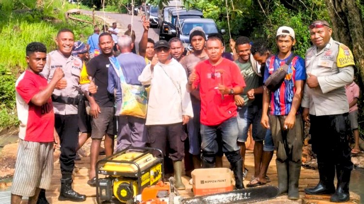 Polisi-Warga Flores Timur Bergotong Royong Bangun Plat Deker Darurat