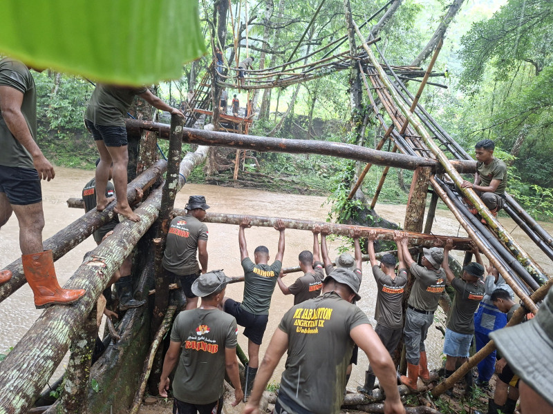 Diguyur Hujan dan Arus Deras, Brimob Polda NTT Bangun Jembatan Darurat Bagi Anak Sekolah di Sumba Barat Daya