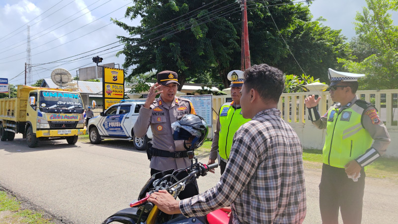 Hari Pertama Operasi Keselamatan Lalu Lintas di Rote Ndao, Pengendara Sepeda Motor Dapat Helm Gratis