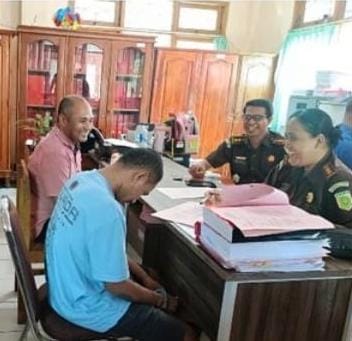 Tersangka dan Barang Bukti Kasus Penikaman Diatas Kapal Dilimpahkan Ditpolairud Polda NTT ke Kejaksaan