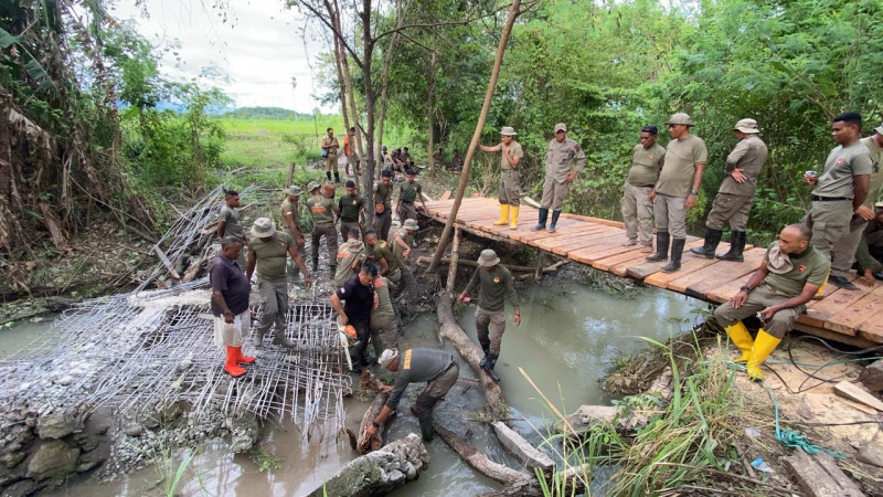 Jembatan Tuatuka-Kupang Dibangun Warga Bersama Anggota Brimob Polda NTT
