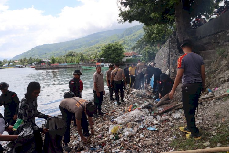 Polres Alor Giatkan Program Pembersihan Pantai