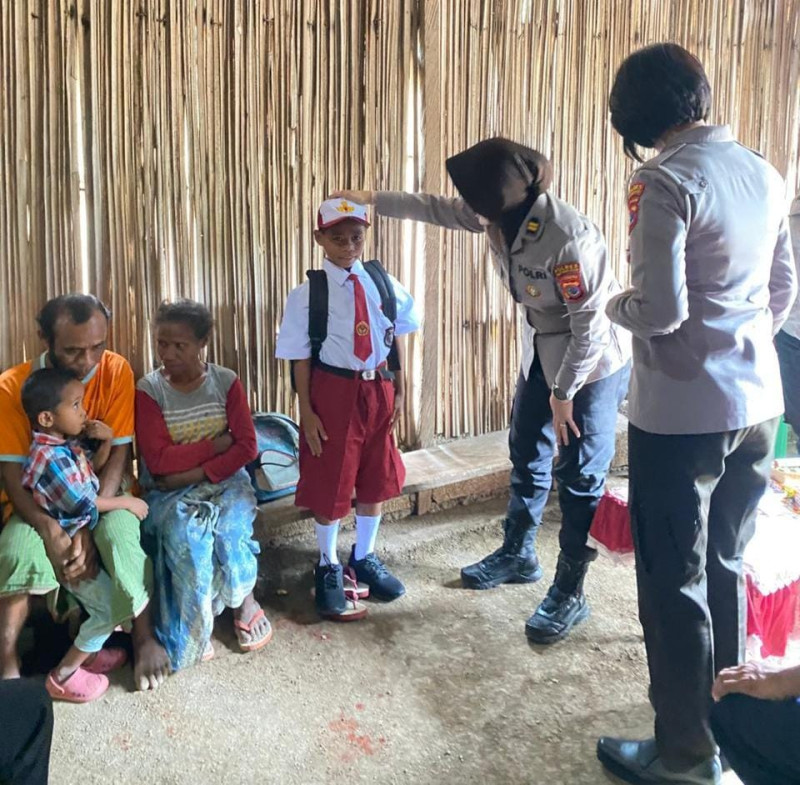 Polwan Polres TTS Tebar Kebaikan Bagi Siswa di Pedalaman