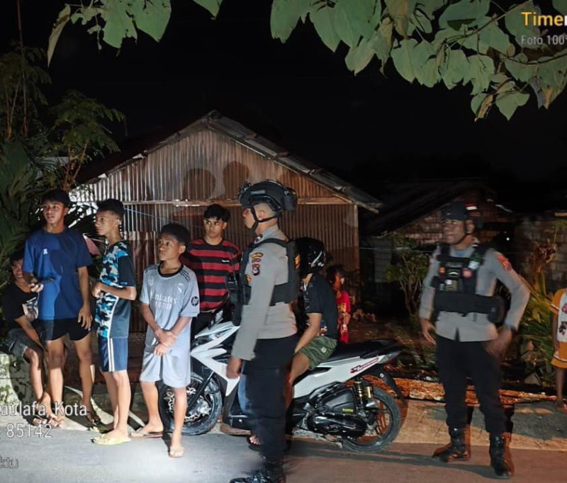 Patroli Hingga Subuh, Dit Samapta Polda NTT Beri Himbauan Keamanan  Bagi Warga