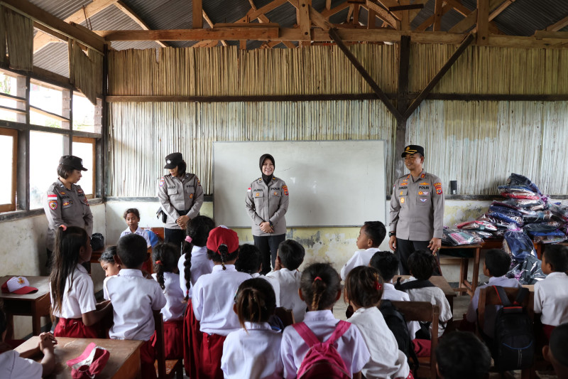 Kapolres TTS Salurkan Bantuan Alat Tulis Kapolda NTT Hingga ke Pelosok