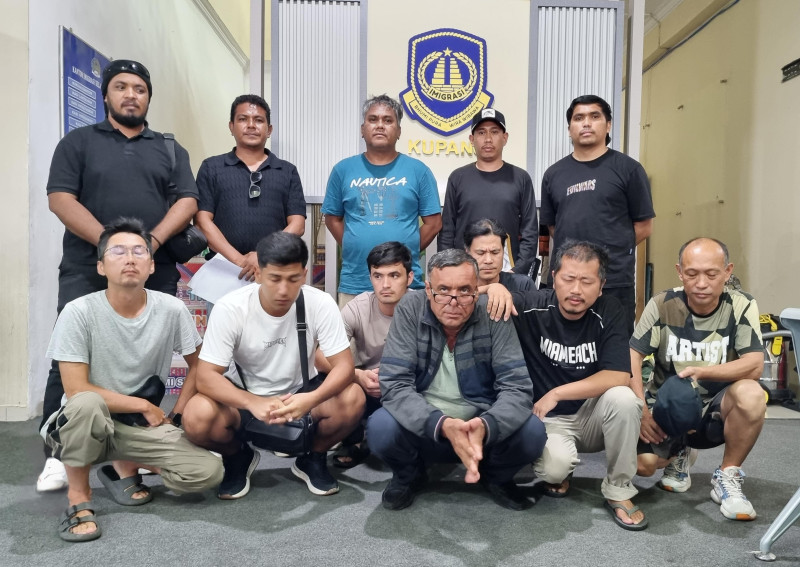 Ditangkap di Rote Ndao, Tujuh WNA Uzbekistan dan China Dilimpahkan ke Imigrasi Kupang