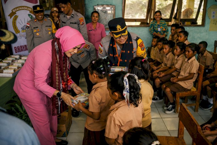 Kapolres Nagekeo Salurkan Bantuan Kapolda NTT kepada Siswa SDI Mauponggo