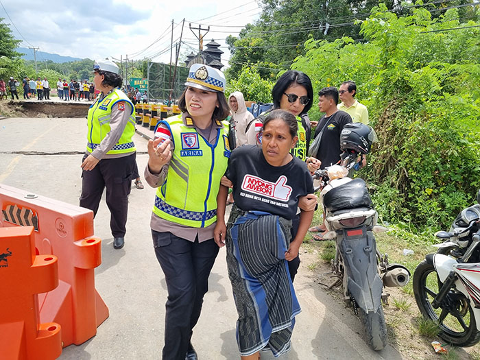 Jembatan Ambruk, Ibu Hamil Ditolong Polwan Ke Rumah Sakit