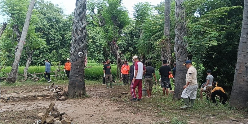 Polsek Sabu Barat Inisiasi Kerja Bakti Pembersihan Rumah Warga Korban Virus Leptospirosis
