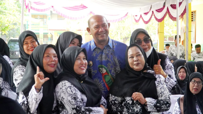 Bupati Syah Afandin Salurkan Donasi PGRI untuk GTK Terdampak Banjir di Tanjung Pura