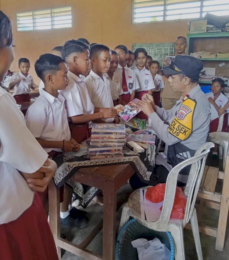Kapolsek Di Manggarai Barat Berbagi Ilmu Dengan Siswa Sekolah Dasar