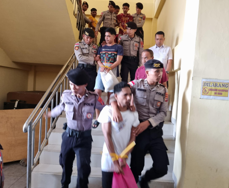 Pelimpahan Tujuh Tersangka Pembunuhan Mahasiswa Diwarnai Aksi Penghadangan keluarga Tersangka