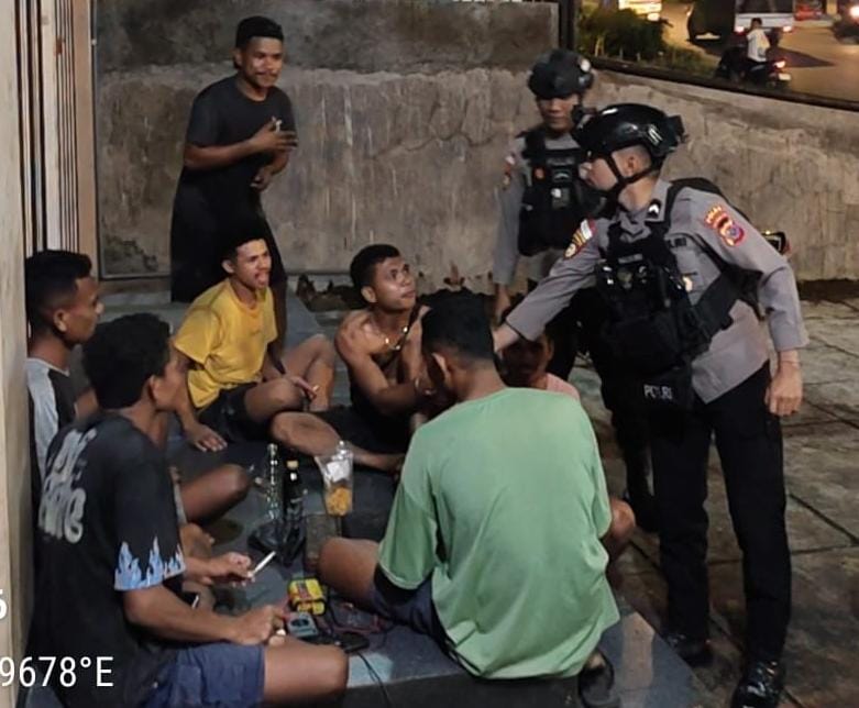 Patroli Malam Minggu, Anggota Ditsamapta Polda NTT Amankan Sopir Mobil Rental Yang Lecehkan Penumpang
