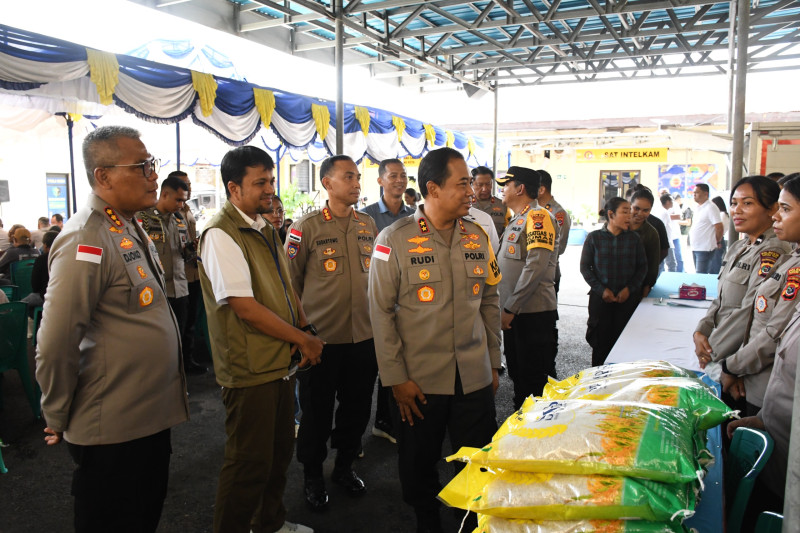 Warga Antusias Beli Sembako, Kapolda NTT Tinjau Gerakan Pangan Murah di Polresta Kupang Kota