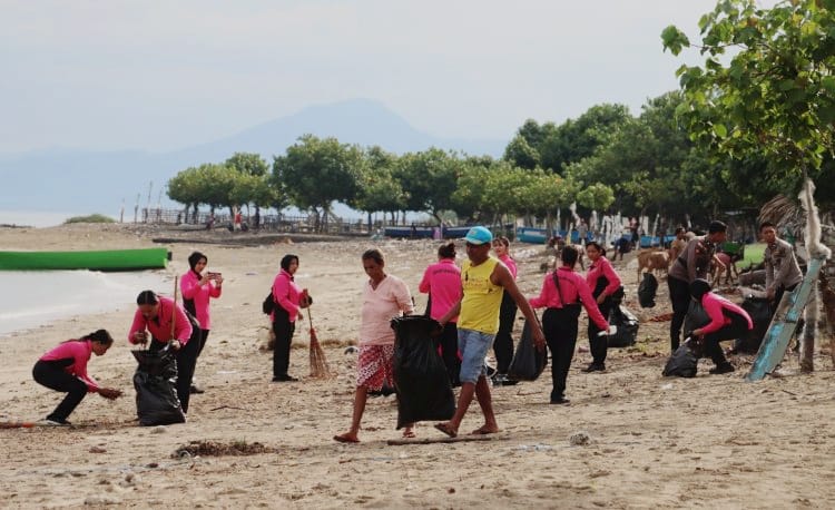 Polres Belu-Brimob-Bhayangkari dan Warga Gotong Royong Bersihkan Pantai