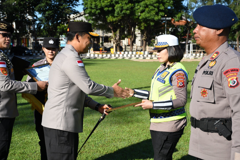 Berprestasi, Polwan Polantas Dan Anggota Brimob Polda NTT Dapat Penghargaan Kapolda NTT